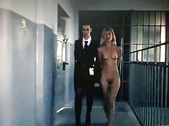 Mẹ Mia Jones thích cởi quần áo cho bạn thu dam sex